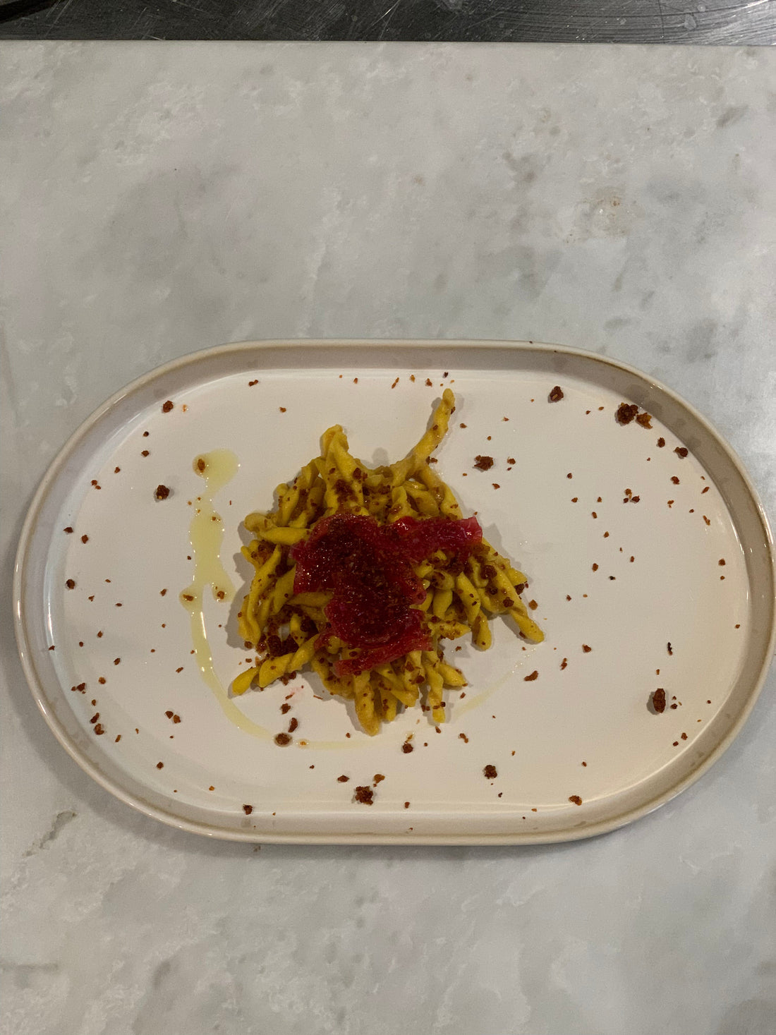 STROZZAPRETI ALLA CURCUMA CON SALSA DI POMODORI GIALLI, CIPOLLA ROSSA DI TROPEA E PANE CROCCANTE ALLA NDUJA - La Bottega di Forte